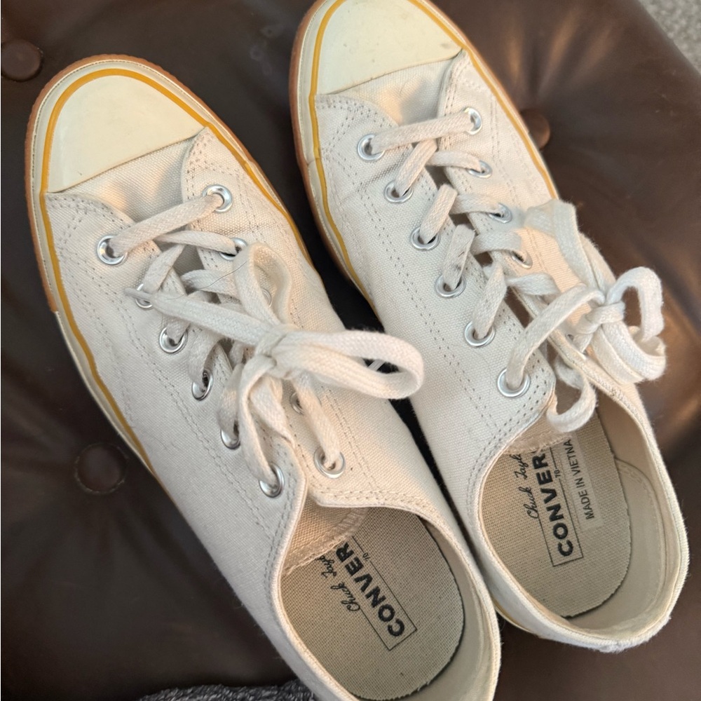 Converse Cream Canvas Low-Tops men’s or women’s shoes